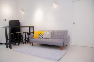 ein Wohnzimmer mit Sofa und Tisch in der Unterkunft 5min walk to Tebrau ÆON Mall 1-5pax Free Netflix in Johor Bahru