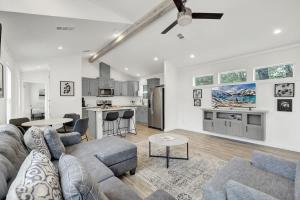 a living room with a couch and a kitchen at Resort at Fredericksburg Unit 18 in Rocky Hill