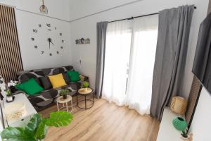 a living room with a couch and a clock on the wall at Benalbeach luxury in Benalmádena