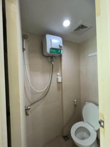 ein kleines Badezimmer mit Toilette und Dusche in der Unterkunft Luxury Stay Osaka Riverview Apartemen Pik 2 in Rawalumpang