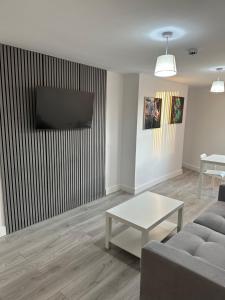 Телевизор и/или развлекательный центр в Modern City Centre 1 Bed Apartment F4-NG