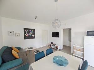 Μια τηλεόραση ή/και κέντρο ψυχαγωγίας στο Apartments Norma