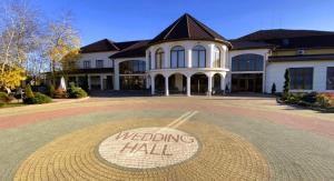 Hotel Stas في Irshava: مبنى مع لافتة قاعة زفاف أمامه