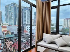 Χώρος καθιστικού στο Light filled Apartment-City view