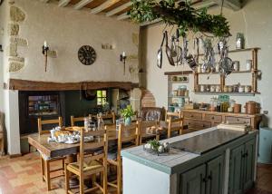 una cucina con un tavolo e una sala da pranzo di Pure Gardères a Monlezun