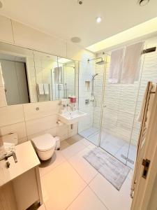 Koupelna v ubytování Central London Designer Home w Game Room and AC + 15 fotografií