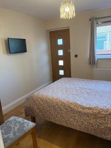 Katil atau katil-katil dalam bilik di Waveney Drive, Hoveton +4 gambar