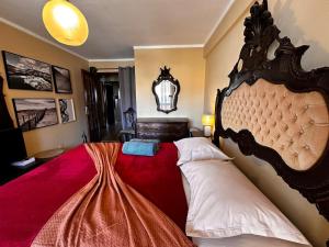 Un dormitorio con una cama grande con una manta roja. en Apartamento T3 perto do Centro do Porto, Check-in 24 horas,Cozinha totalmente equipada, Wi-Fi 44Mbps, Propriedade Confortável e Espaçosa, Com Vaga de Carro Pública, Adequada para famílias, hóspedes em negócios e grupos de amigos e nomades digitais, en Oporto
