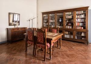 Casa Santo Nome di Gesu في فلورنسا: غرفة طعام مع طاولة وكراسي خشبية