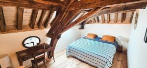 Ένα ή περισσότερα κρεβάτια σε δωμάτιο στο Moulin Cozanne