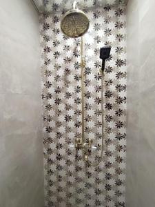 baño con ducha con estrellas en la pared en Home Shekvetili House, en Shekhvetili