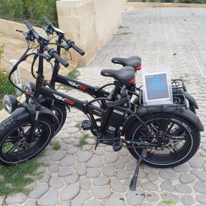 Dos bicicletas estacionadas una al lado de la otra con una computadora portátil sobre ellas en Amarena Garden House, en Matera