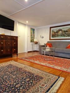 una sala de estar con un sofá y una mesa en Colombo Luxury, en Caserta