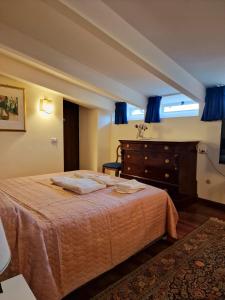 Un dormitorio con una cama y una cómoda y una ventana. en Colombo Luxury, en Caserta