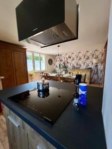 a kitchen with a black counter top with a stove at le gîte des frangines in Bitche