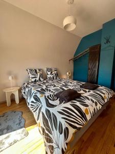 Ένα ή περισσότερα κρεβάτια σε δωμάτιο στο le gîte des frangines