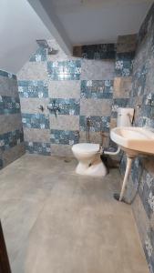 a bathroom with a toilet and a sink at Amrit Ganga Homestay 1,5 km from kashi vishwanath Near Rathyatra ropeway in Varanasi +22 photos