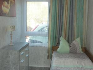 Un dormitorio pequeño con una cama y una ventana. en Ferienhaus in Diemelsee zum Alleinbewohnen, en Diemelsee