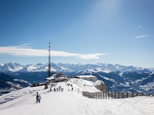 een groep mensen op een skipiste op een berg bij Loft lumineux et confortable in Grimisuat