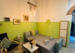 a small room with a bed and a table at Casa Olive 53 Monte in La Spezia