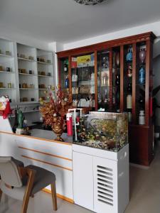 a room with a counter with a fish tank at Hotel LOAN ĐÀI in Bùi Tiếng