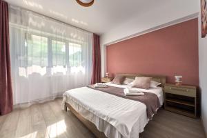 a bedroom with a large bed and a large window at Konstanzer Stefan 15 - 3 camere, bucaterie, aer conditionat, masina de spalat in Iaşi