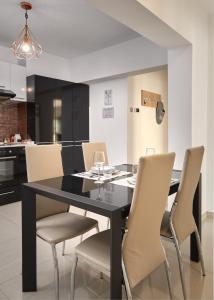 a dining room with a black table and chairs at Konstanzer Stefan 15 - 3 camere, bucaterie, aer conditionat, masina de spalat in Iaşi +9 photos