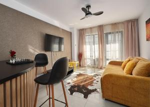 a living room with a couch and a table at Konstanzer Stefan 15 - 3 camere, bucaterie, aer conditionat, masina de spalat in Iaşi