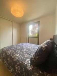 En eller flere senge i et værelse på Appartement résidence piscine - Dijon quartier Toison d'Or + 10 billeder