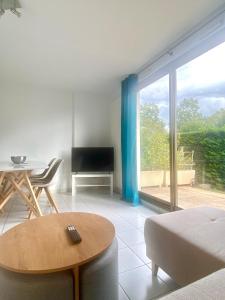 Et tv og/eller underholdning på Appartement résidence piscine - Dijon quartier Toison d'Or