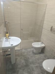 un bagno con lavandino, doccia e WC di Apartamentos Turísticos Atalaya a Minas de Ríotinto