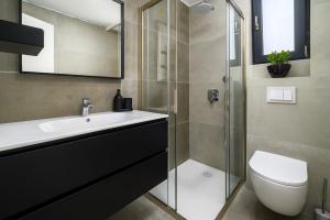 ウマグにあるLuxury penthouse VE - sea viewのシャワー、洗面台、トイレ付きのバスルーム +16枚の写真