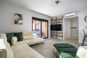 ウマグにあるLuxury penthouse VE - sea viewのソファとテレビのあるリビングルーム