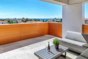 ウマグにあるLuxury penthouse VE - sea viewのソファとテーブルのあるリビングルーム