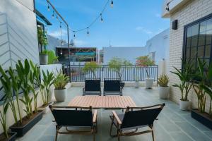 un patio avec des chaises, une table et des plantes dans l'établissement SeaLavie, à Đà Nẵng