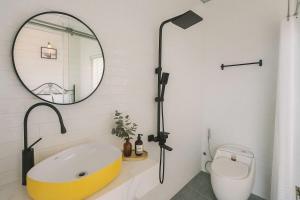 La salle de bains est pourvue d'une baignoire, d'un miroir et de toilettes. dans l'établissement SeaLavie, à Đà Nẵng 23 autres photos