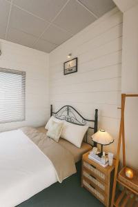 une chambre avec un lit et une table avec une lampe dans l'établissement SeaLavie, à Đà Nẵng