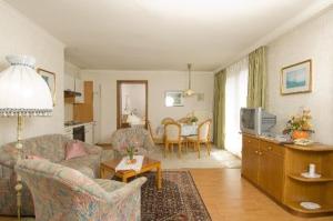sala de estar con sofá y mesa en Appartement Eva, en Sankt Kanzian