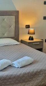 1 cama con almohada y lámpara en Dreamy garda house, en Nago