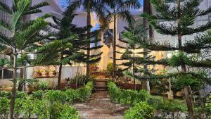 un cortile con palme e una scala di Anton White Villas Resort a Mamallapuram