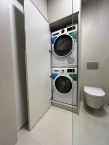 une salle de bains avec lave-linge et toilettes dans l'établissement Stare Miasto z widokiem na ogród, bezpłatny parking, szybkie Wi-Fi, à Cracovie 39 autres photos