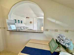 フィステーラにあるCasa del Faro Finisterre - Itsasargia etxeaのベッドと鏡付きの部屋 +88枚の写真