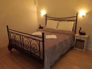 a bedroom with a bed with two towels on it at B&B Ramirise in Ramiseto