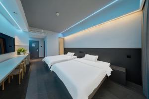 a hotel room with two beds and a bar at ZhangJiaJieWuLingYuan栖见云舍Hotel in Hanqiyu +16 photos
