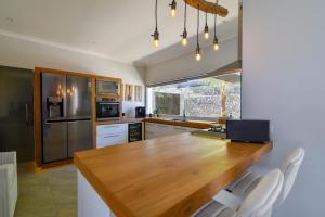 Η κουζίνα ή μικρή κουζίνα στο Deep Blue Villa Managed By LBV
