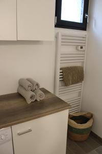 a kitchen with towels on a counter with a tv at Au Petit Nid - Appartement douillet avec jardin privé in Albertville