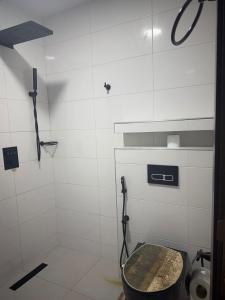 Un baño con ducha y un inodoro. en Le cosy F3 de Ouakam, en Dakar