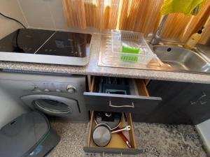 une cuisine avec une machine à laver et un évier dans l'établissement Mackenzie By the sea one bed Ground floor home, à Larnaka 41 autres photos