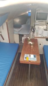 Una mesa pequeña y una cama en una habitación pequeña. en Lisboa Barcos Belém, en Lisboa