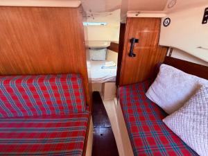 una pequeña habitación con una cama y un sofá en Lisboa Barcos Belém, en Lisboa 12 fotos más